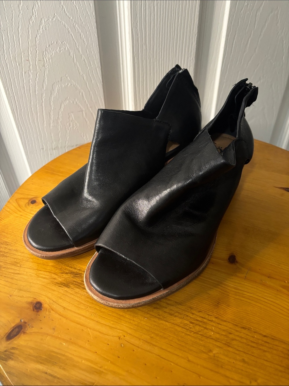 Sofft Black Open-Toe Leather Women’s Sandals 7M